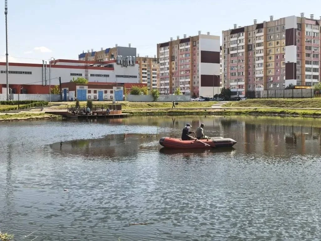 Водоем в парке 4-го микрорайона очистили от камыша.   До конца мая там установят плавающий домик для