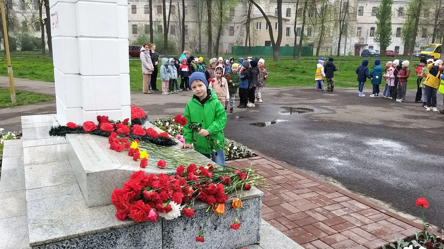 В преддверии 9 Мая педагоги и воспитанники старшего дошкольного возраста из ЦРР-детский сад 163 возл