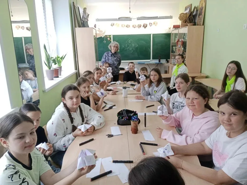 ВТОРОЙ ДЕНЬ ПРИШКОЛЬНОГО ЛАГЕРЯ «РАДУГА»: ТВОРЧЕСТВО, СПОРТ И ПУТЕШЕСТВИЕ В МИР ИСКУССТВА!

Сегодня 