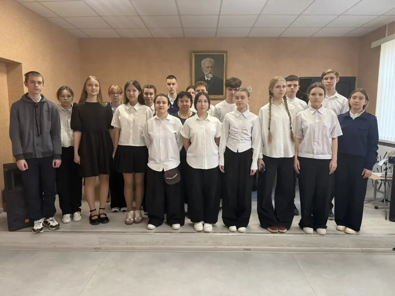 «Вместе весело споём»
                 
         В марте  в концертном зале Вёшенской детской школы 