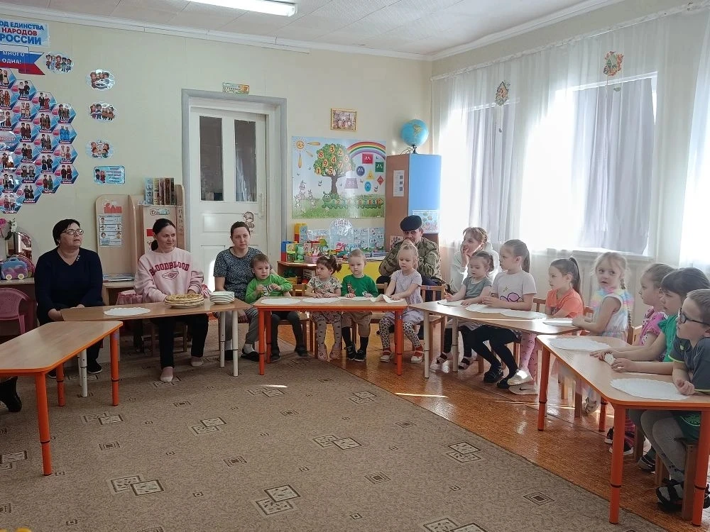 В детском саду состоялась встреча с родительницей нашей воспитанницы, которая представи...