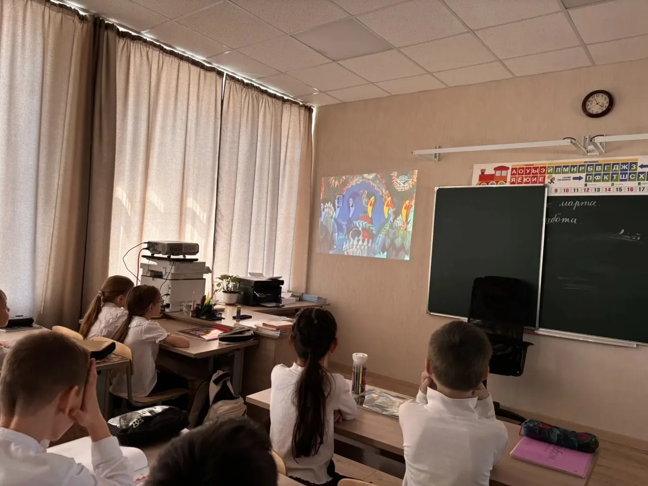 🌟 В нашей начальной школе прошёл просмотр мультфильмов из «Золотой коллекции»! 🌟  Ученики с большим 