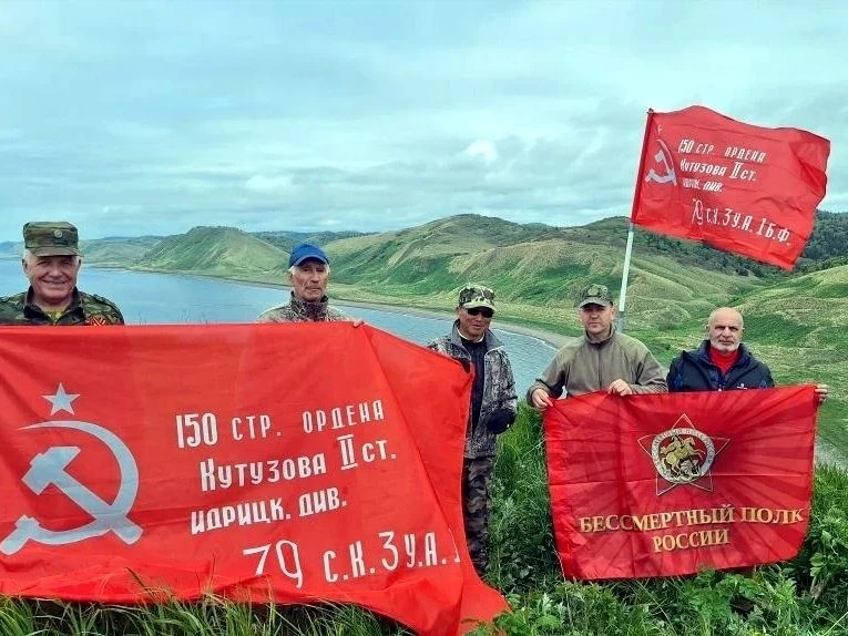 🚩 На юго-западном крае острова Сахалин стало развиваться Знамя Победы!