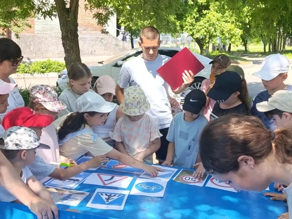 📌 День безопасности на дорогах в лагере «Радуга»

 🌈 9 июня 2026 года в пришкольном лагере «Радуга