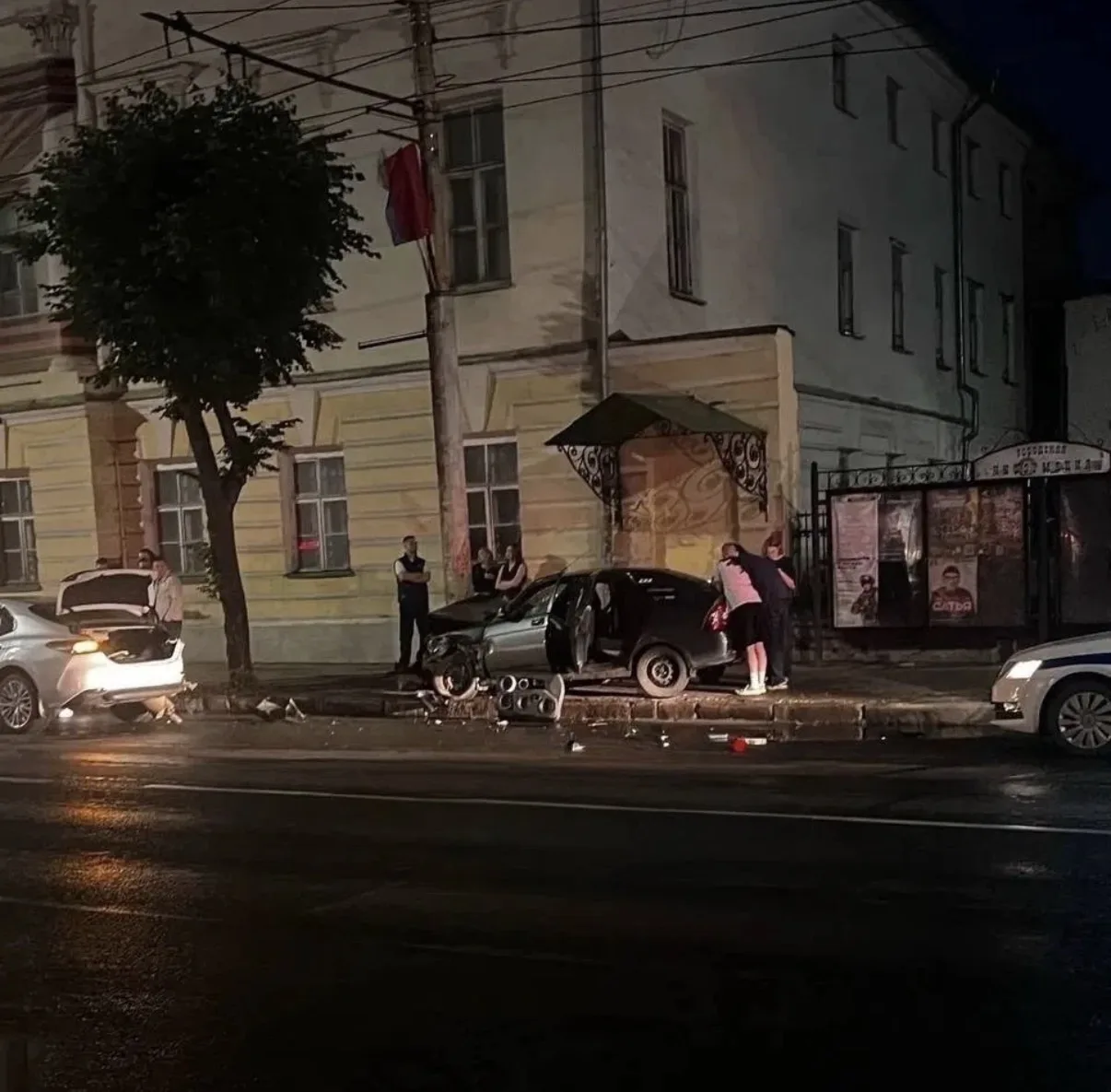 🚨Сегодня ночью в центре Костромы, на улице Советской, автомобиль «Приора» вылетел на тротуар и врез