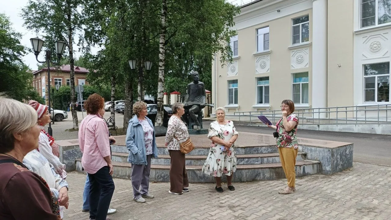 Сотрудники Центральной библиотеки организовали экскурсию для хора «Эжва йӧлӧга» из Эжви...
