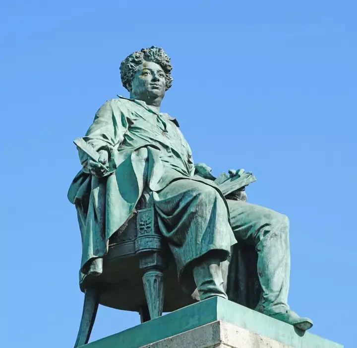 24 июля 1802 года во французском городе Виллер-Котре родился Александр Дюма(отец) (1802-1870).

Алек