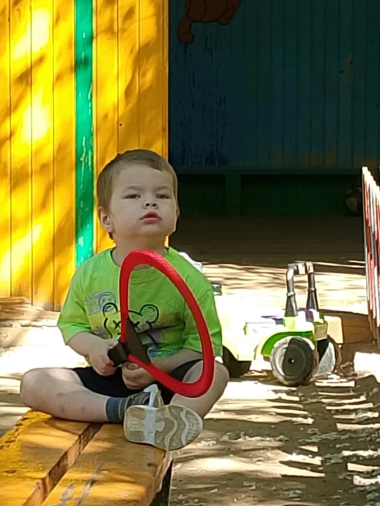 Лето, солнце, детский сад,
Много маленьких ребят!
Мы играли, мы гуляли,
Мы ни капли не устали.
День 