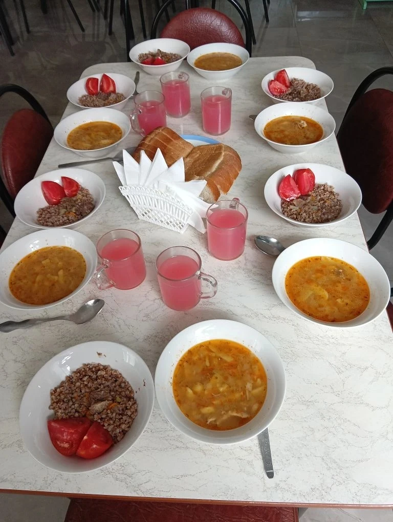 ОБЕД 🍽️
🍅 Помидоры свежие
🍲 Щи из свежей капусты с курицей
🍚 Каша гречневая
🍛 Гуляш из говядины