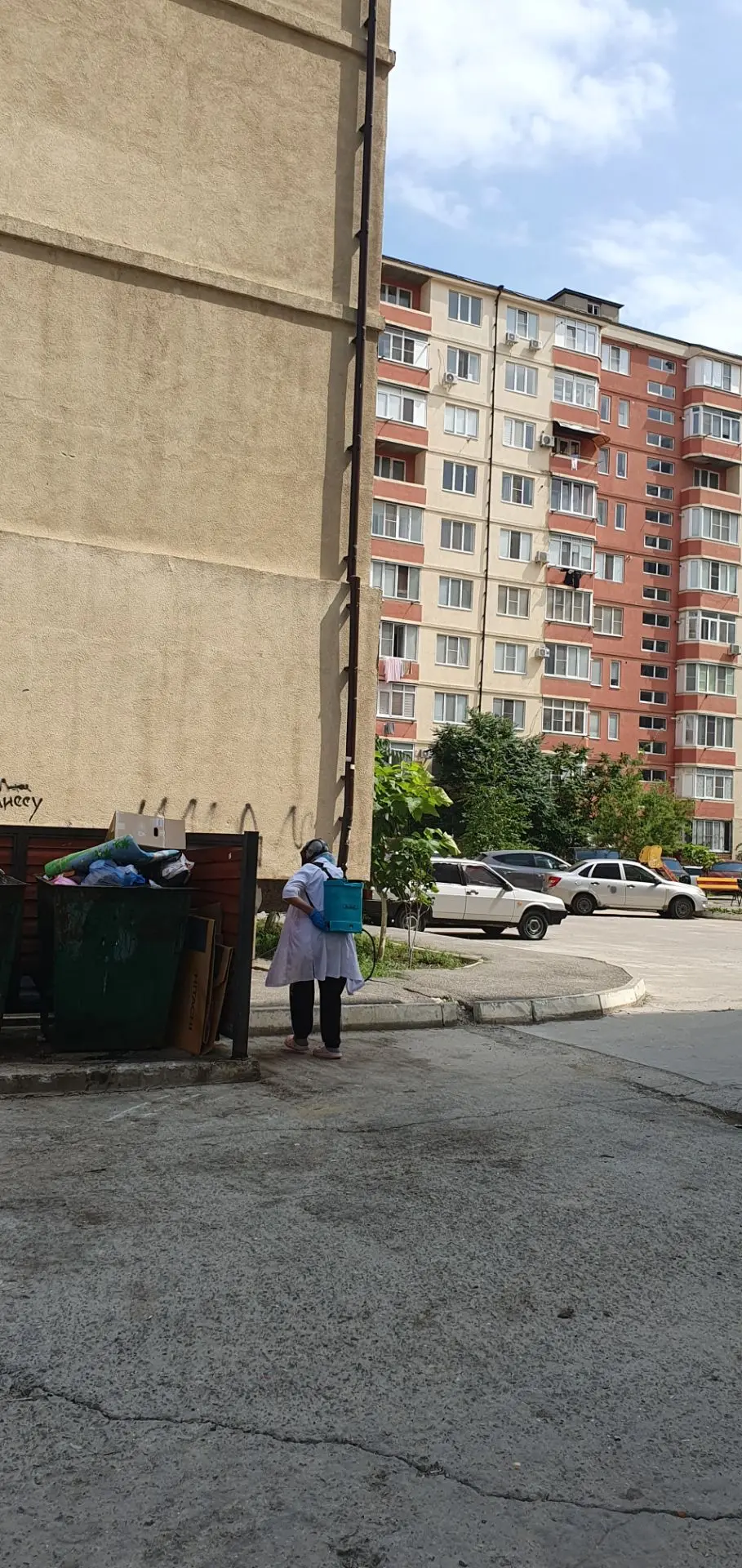 17.06.2026г. Провели дезинсекцию канализационных люков, подъездов, придомовой территори...