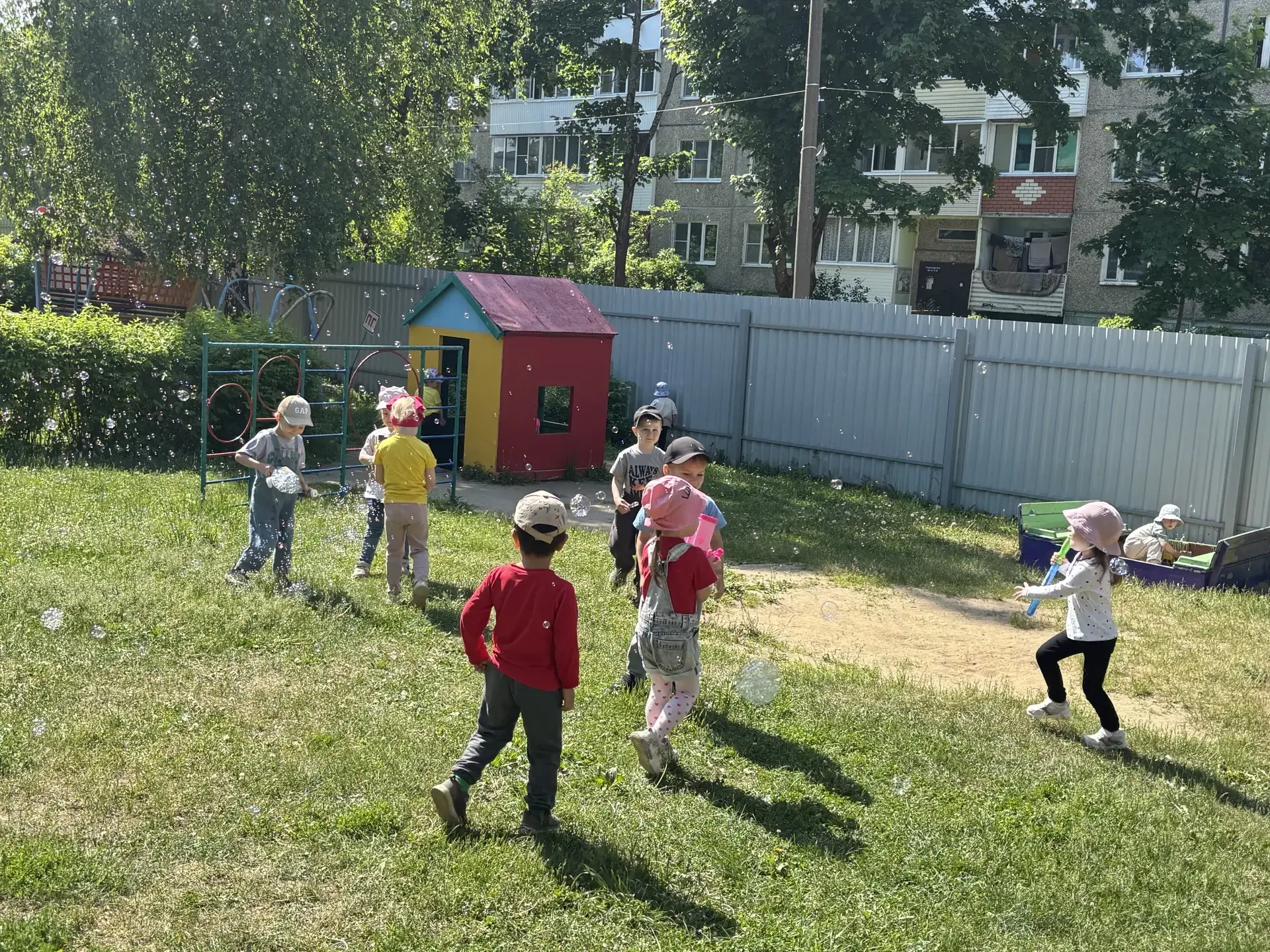 Волшебство мыльных пузырей на прогулке!