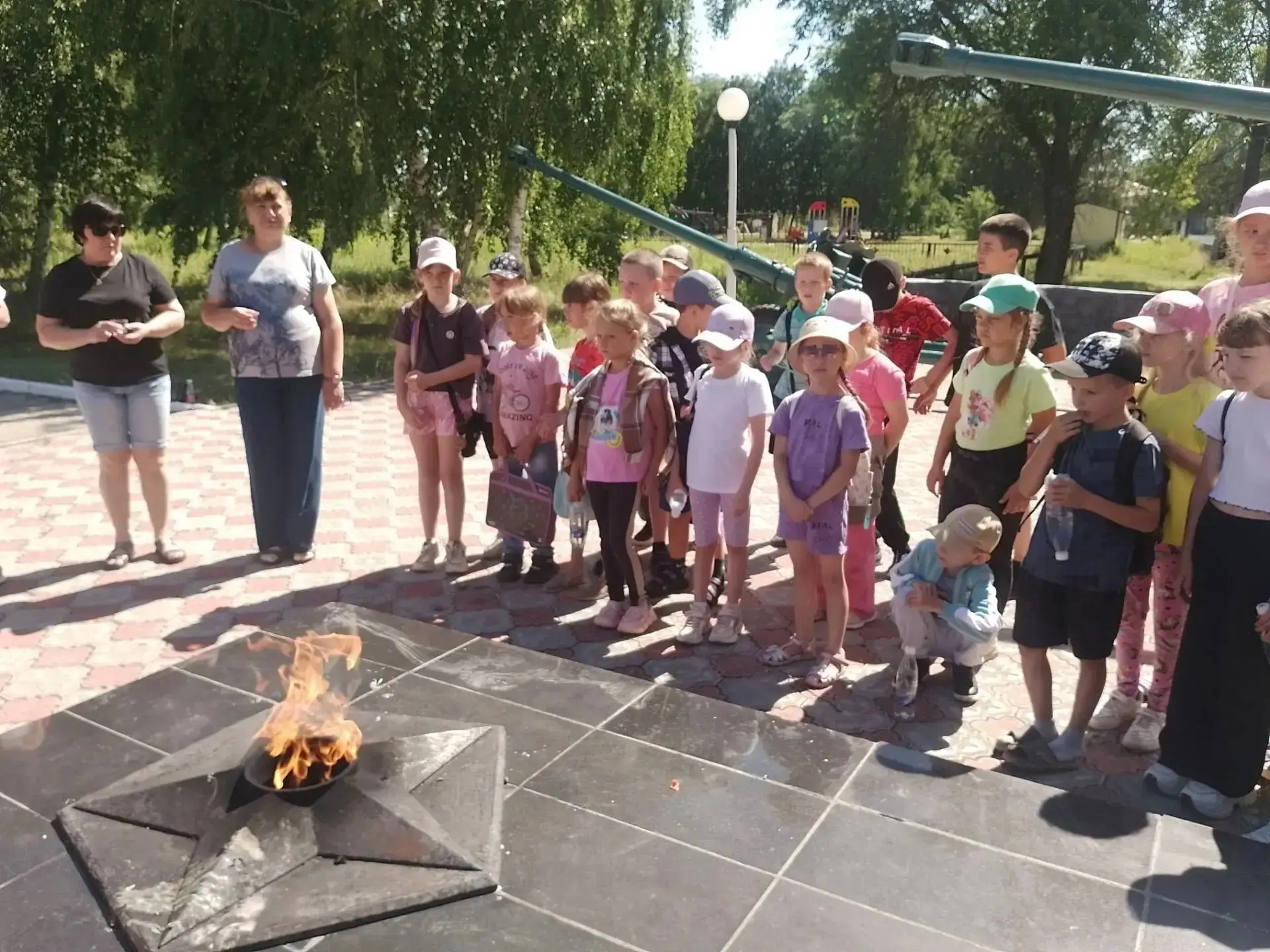 Памяти павших посвящается...
В летнем пришкольном лагере «Улыбка» при МОУ «СОШ им. Г.И. Марчука» р.п