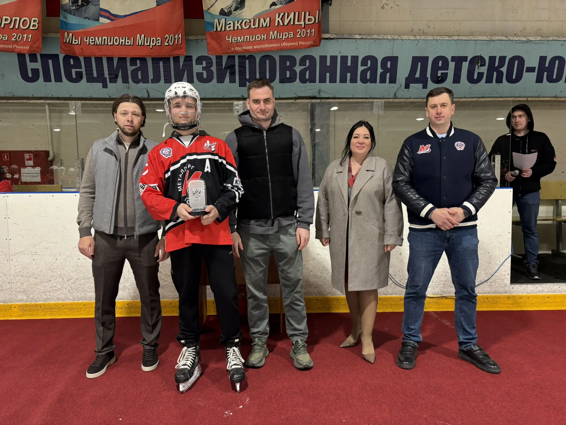 В хоккейной школе «Металлург» прошел традиционный парад закрытия сезона и награждение команд за учас