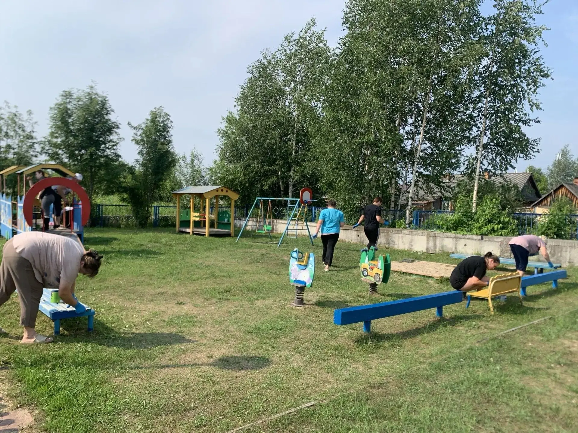 В этом году наши мамы, в очередной раз, присоединились к покраске детских площадок.
Детский сад - вт