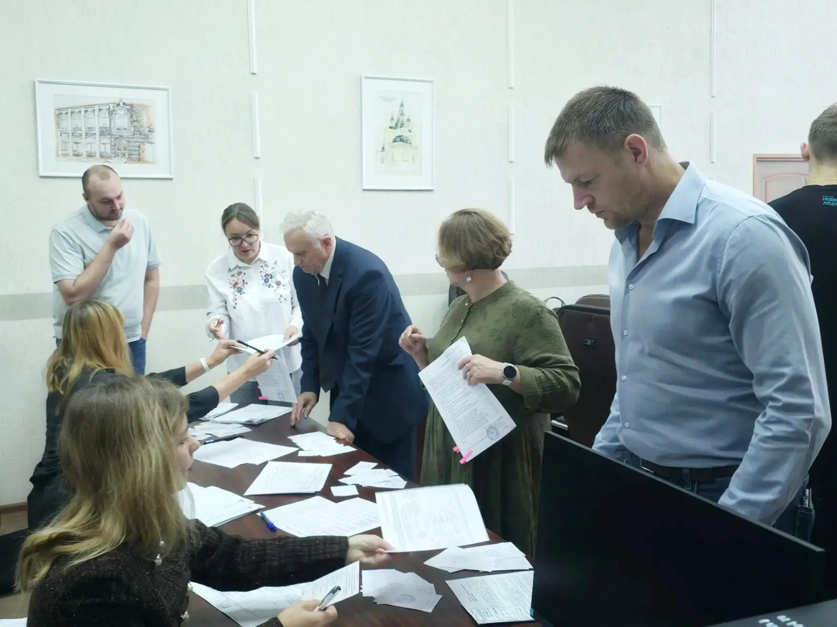 В облизбиркоме состоялась жеребьевка по распределению бесплатной печатной площади на вы...
