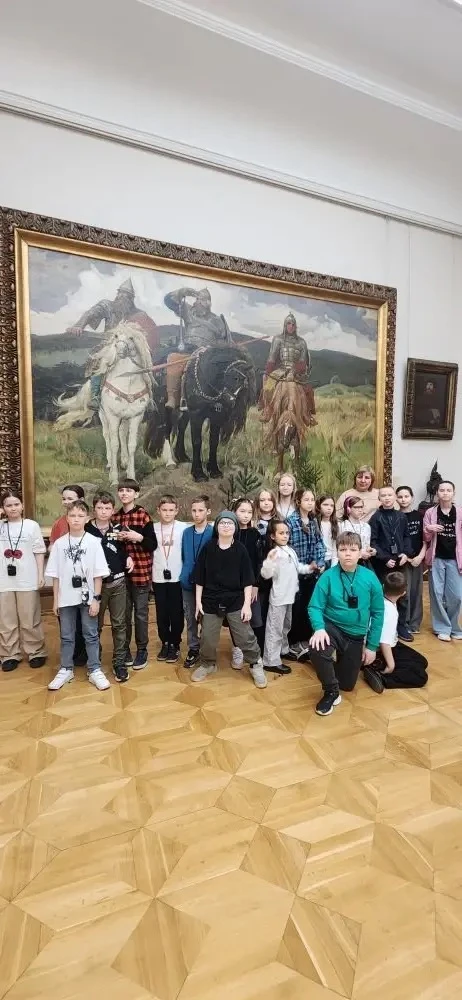 🚌🎨 День, наполненный искусством!  Ученики 4Д класса отправились в удивительное путешествие по залам 
