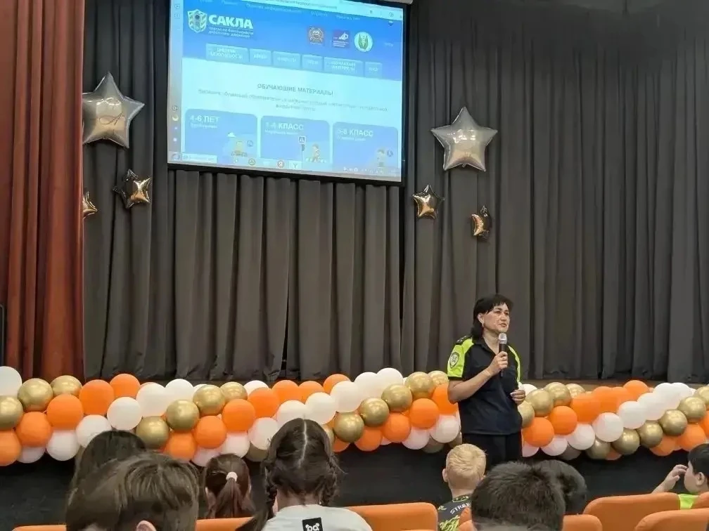 Сегодня в пришкольном  лагере " Улыбка" прошла увлекательная и полезная  встреча с инспектором ГИБДД