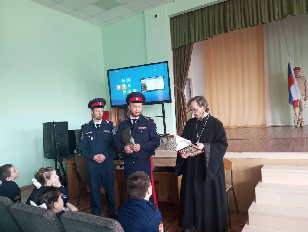 Сегодня в школе в рамках  "Разговоров о важном" состоялась встреча кадетов и юнармейцев с отцом Геор