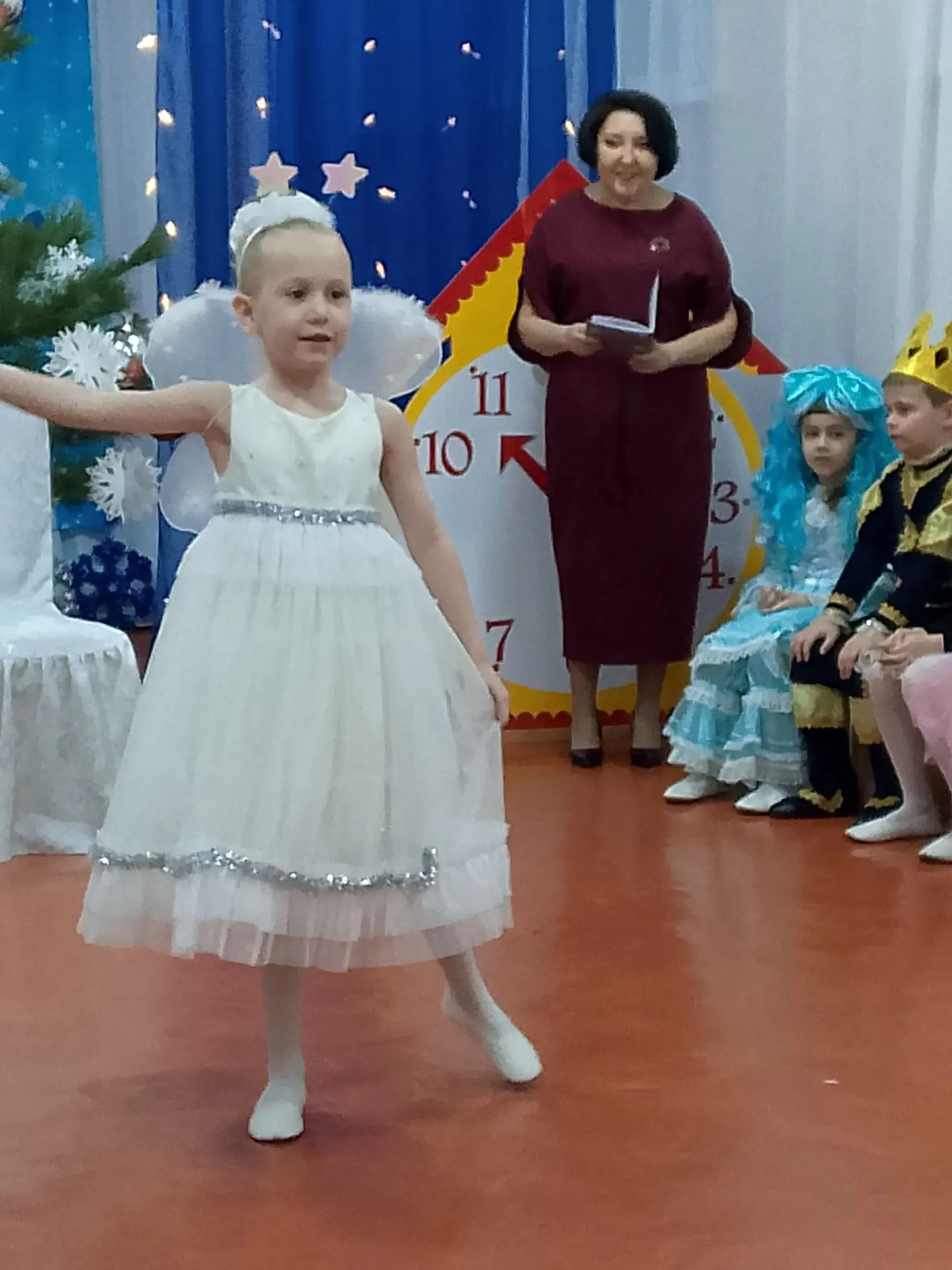 Новогодний праздник в группе детей 6-7 лет