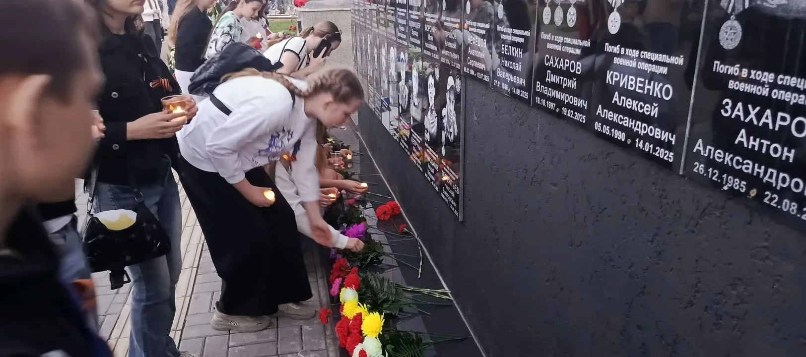 🕊️ Тонкий огонёк свечи — как частица общей памяти, как тихий разговор сквозь годы. 🕯️