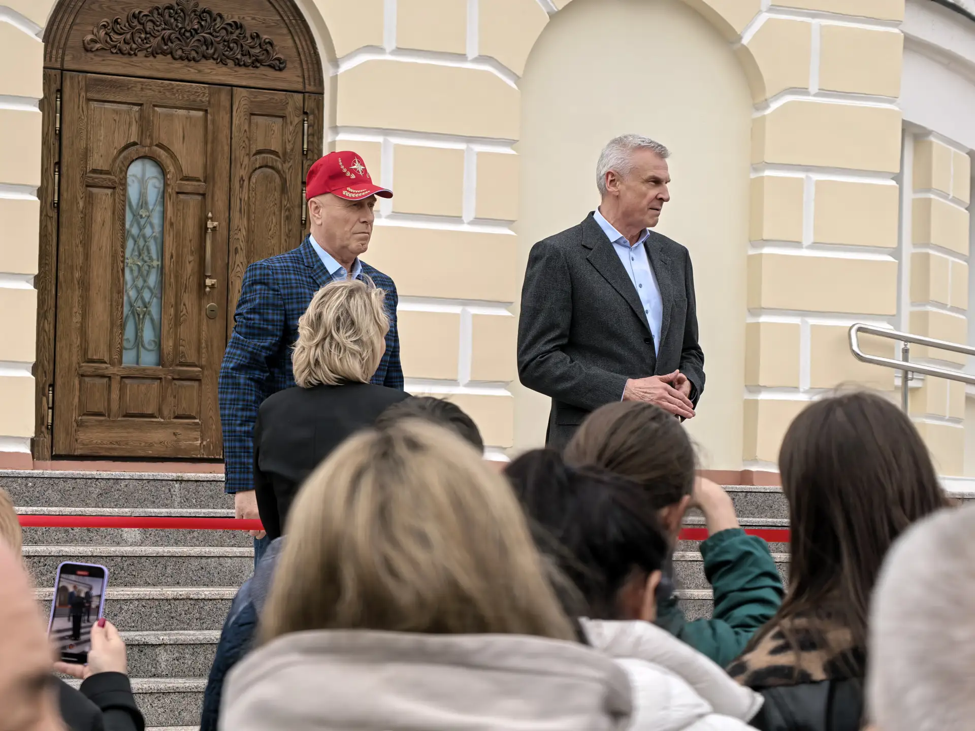 Губернатор Сергей Носов и инвестор Александр Басанский только что официально открыли ку...