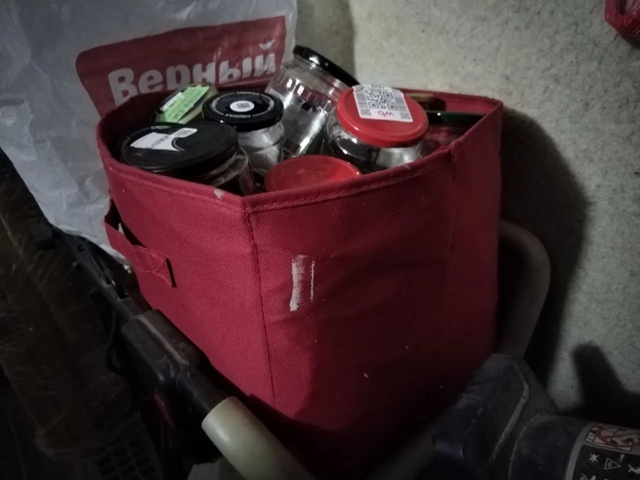 Отдам банки с закручивающимися крышками (без баула, в пакетах, баул для понимания колич...
