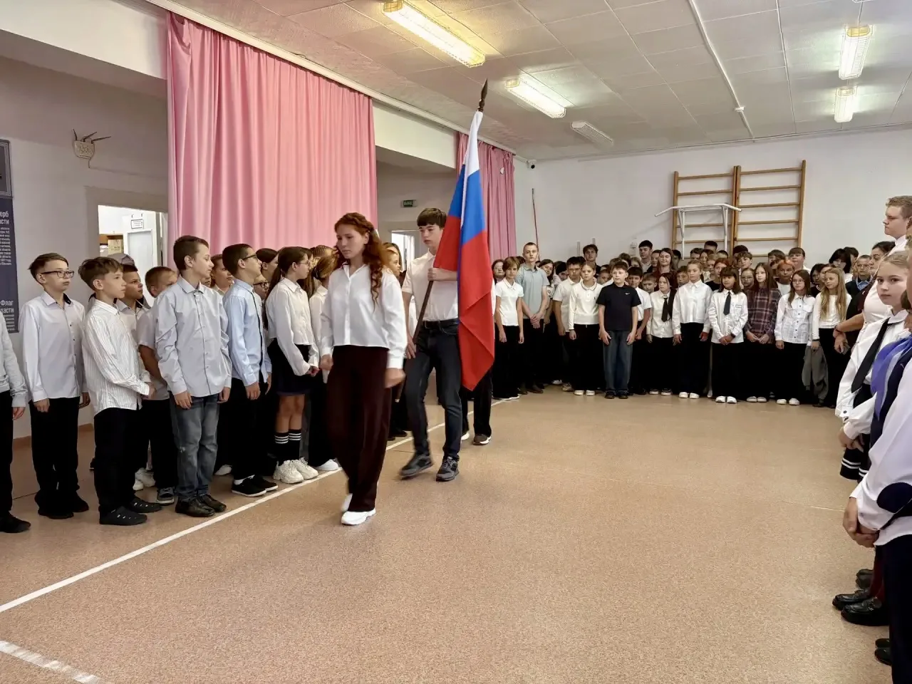 👩🏻‍🎓 Сегодня утром в Парабельской средней школе им. Н.А. Образцова прошла торжествен...