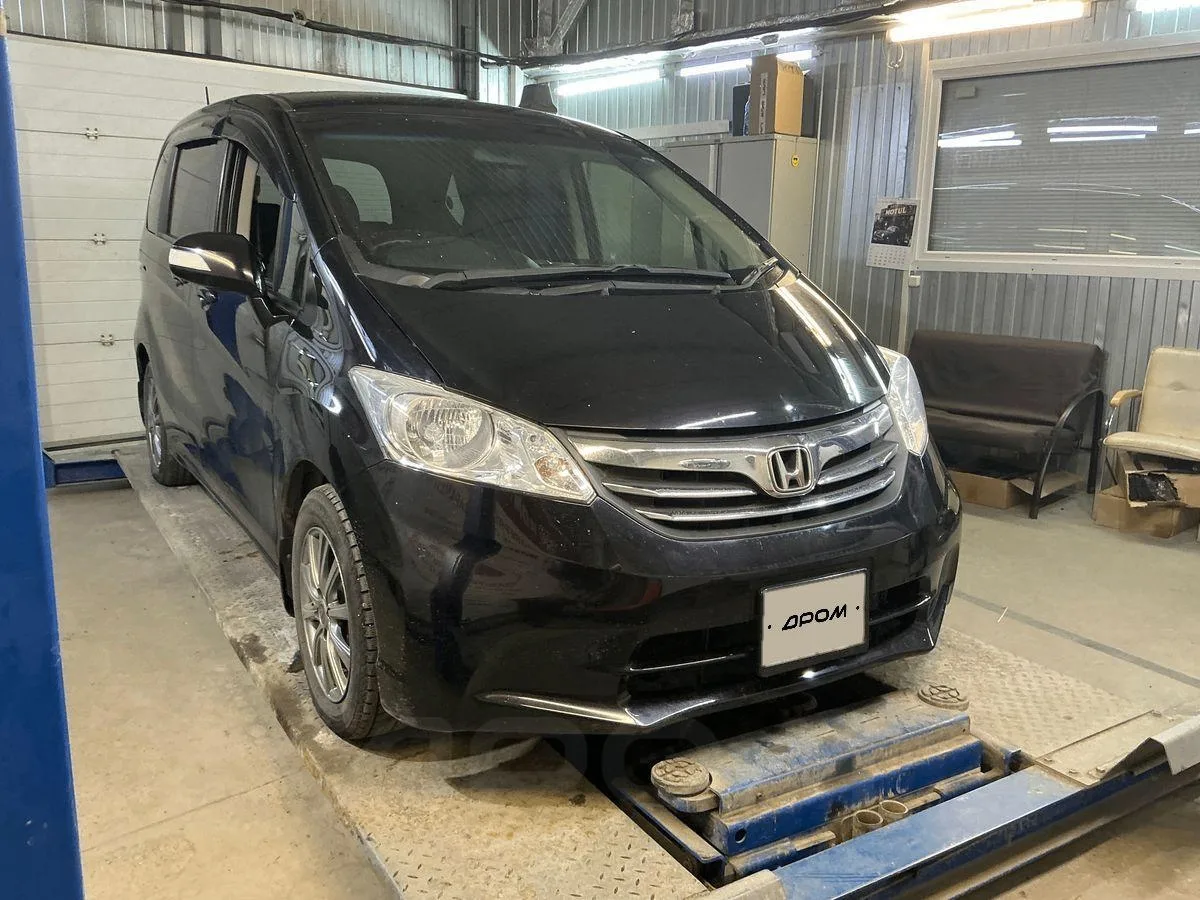 Почти новый Honda Freed 2012 года!