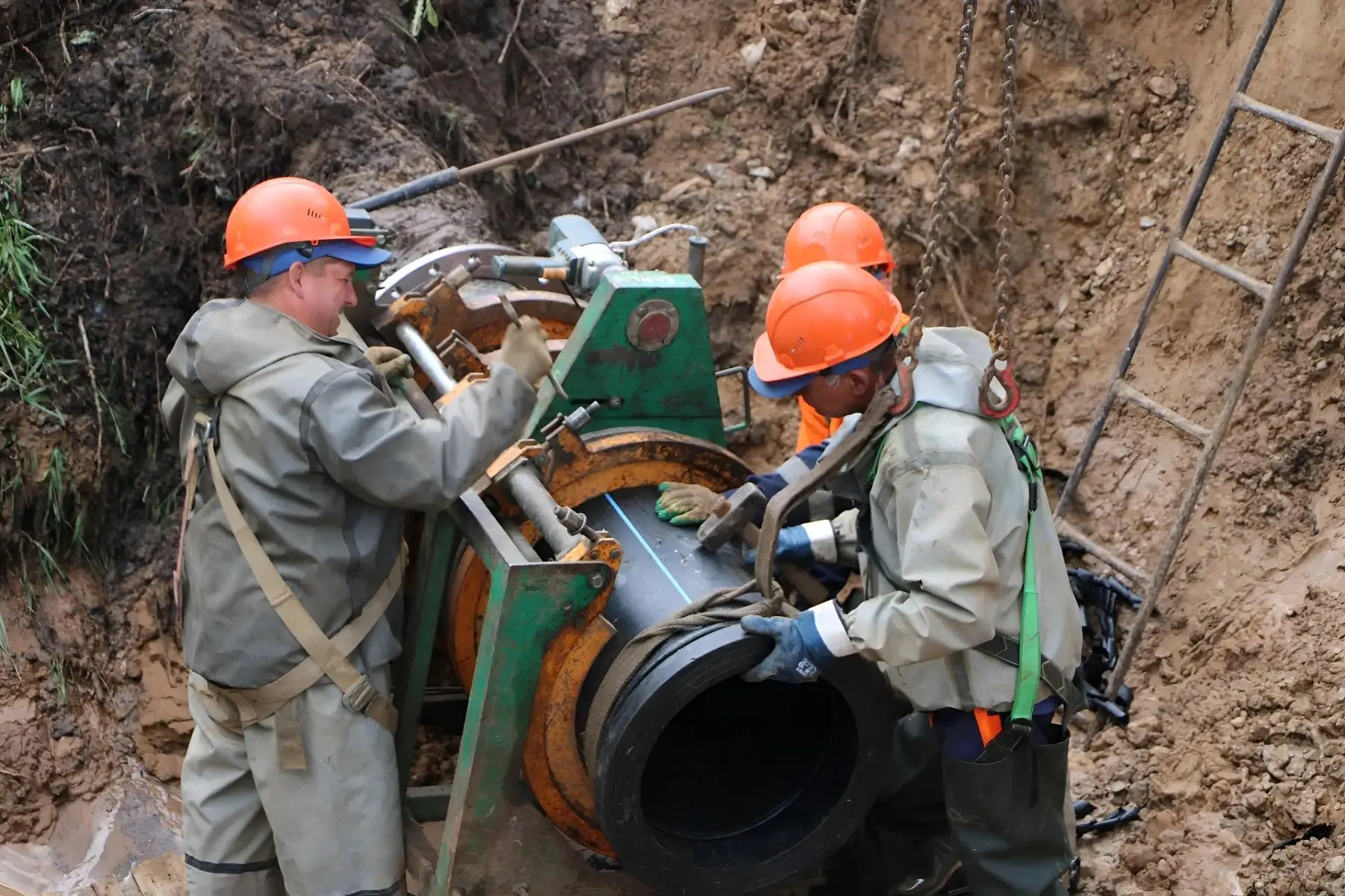 👷‍♂️Выполняем аварийно-восстановительные работы на водопроводе 1994 года постройки на улице Ноксинск