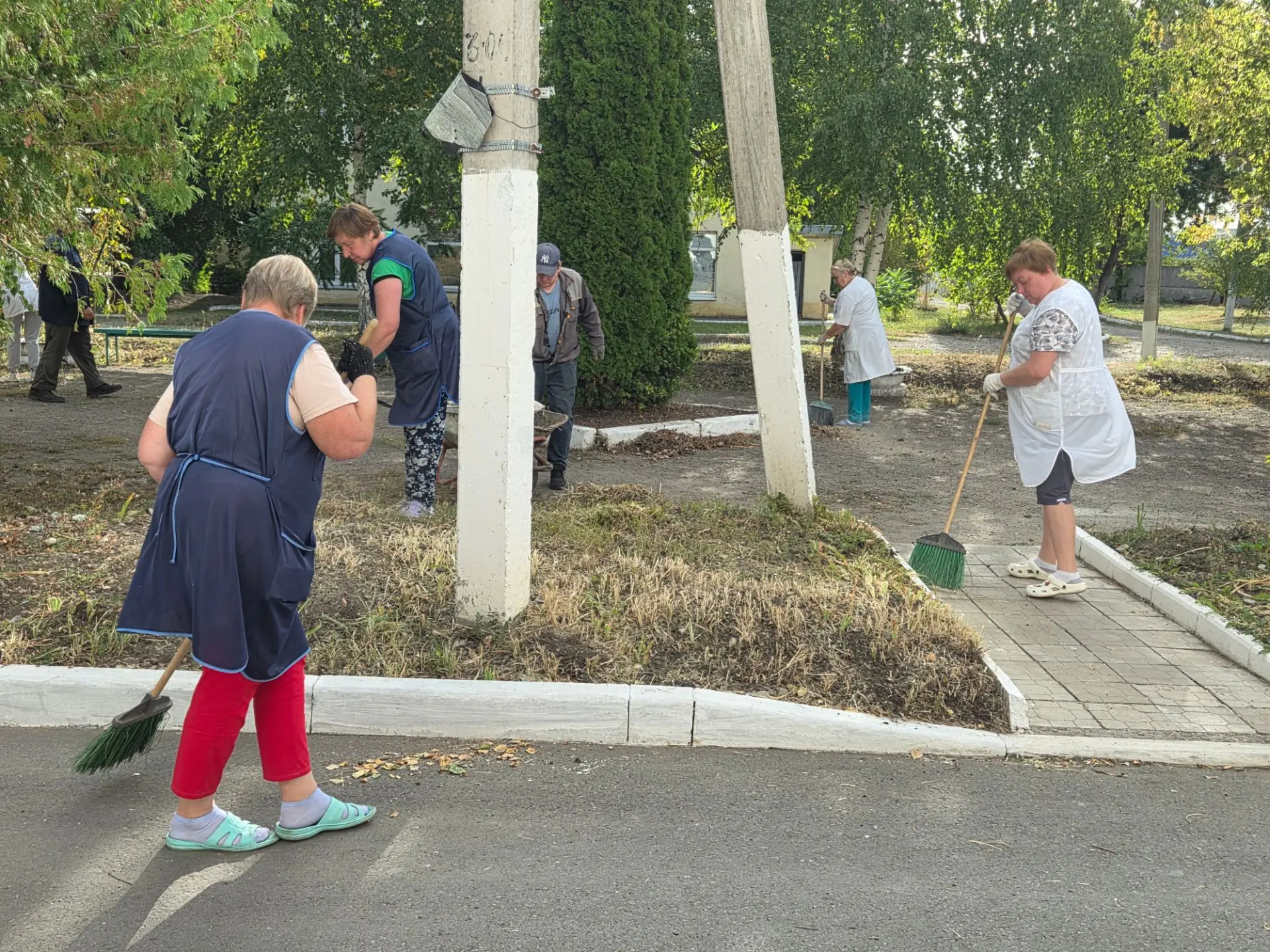 Сегодня, в санитарный день, работниками районной больницы проведен субботник на террито...
