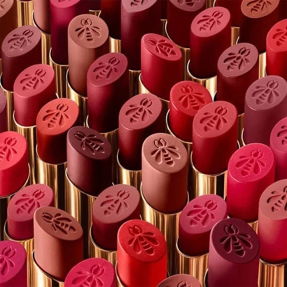 Обновленные помады из линейки Kiss Kiss от Guerlain в золотом кейсе. 20 ультра пигментированных отте