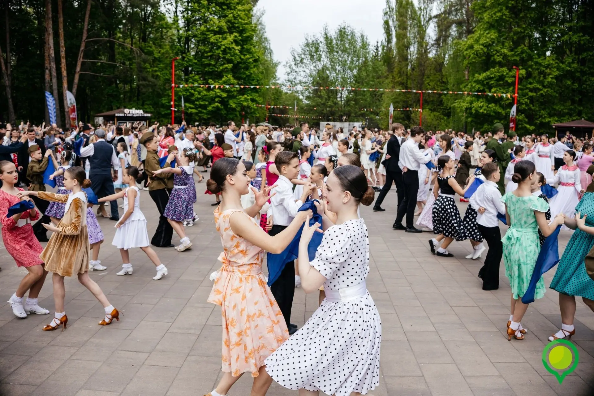 💃«Вальс Победы» станцевали школьники Липецка   9 мая в парке Победы прошел финал всероссийской акции