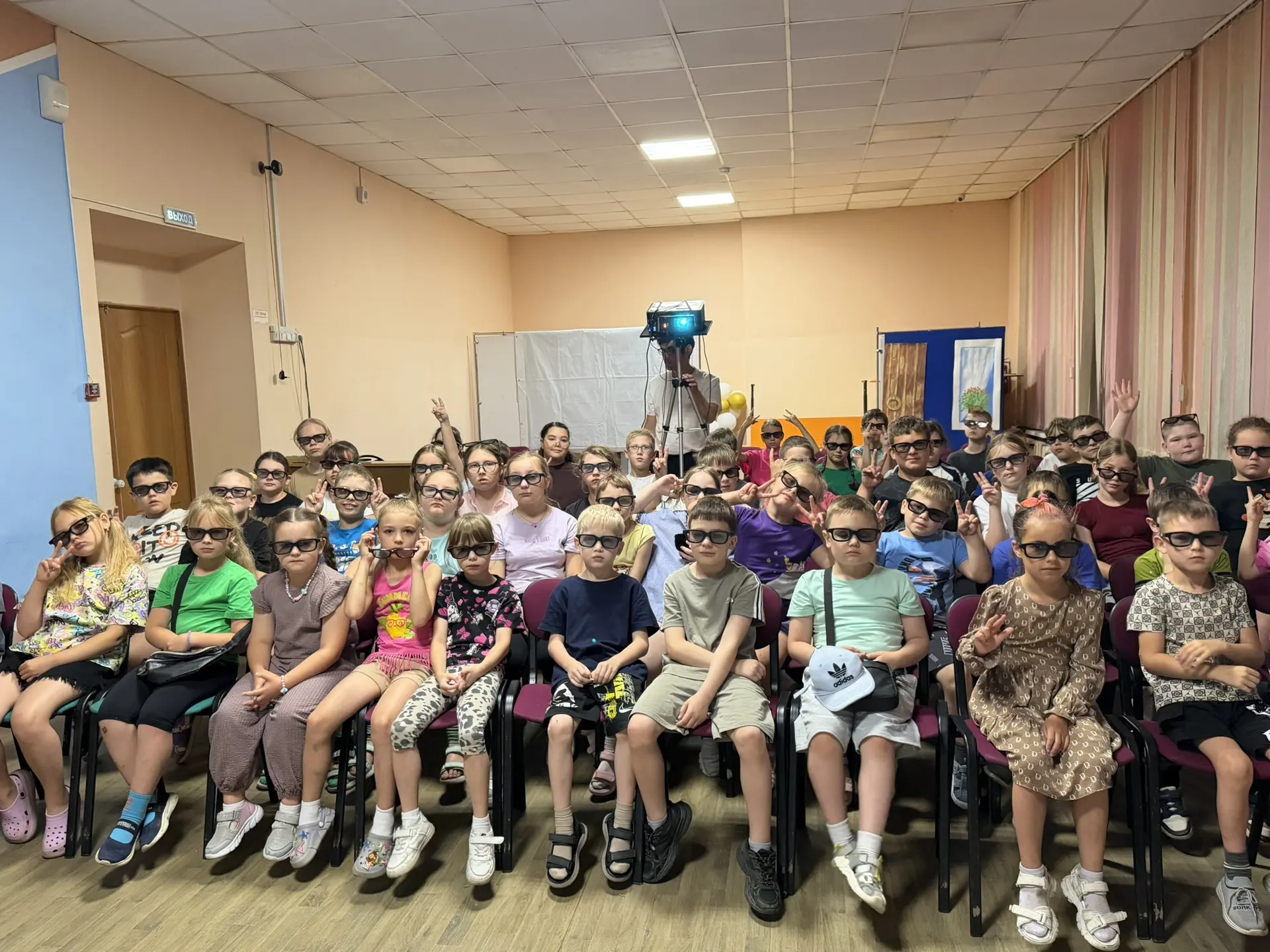 Сегодня в нашем пришкольном лагере было по-настоящему жарко! 🔥

Утро началось с погружения в виртуа