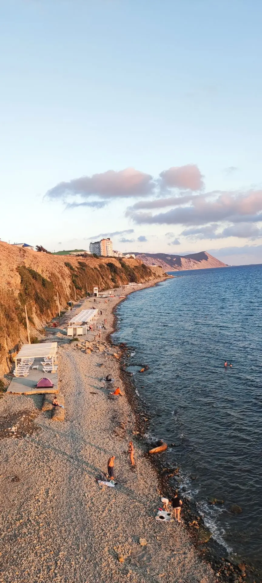 Галечные пляжи в Анапе в районе Высокого берега 🌊🏖️Водичка  радует нас +23... Желающи...