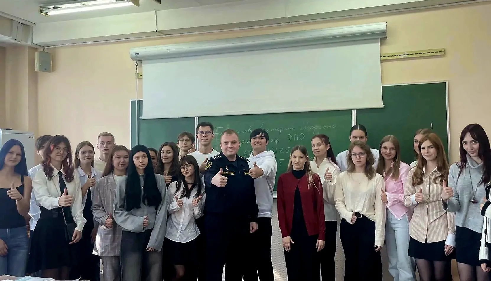 Судебные приставы Красноярского края поздравили учащихся с Днем знаний