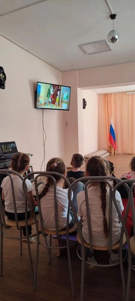 Сотрудники библиотеки пришли  в наш детский сад с программой "Дом под крышей голубой", ...