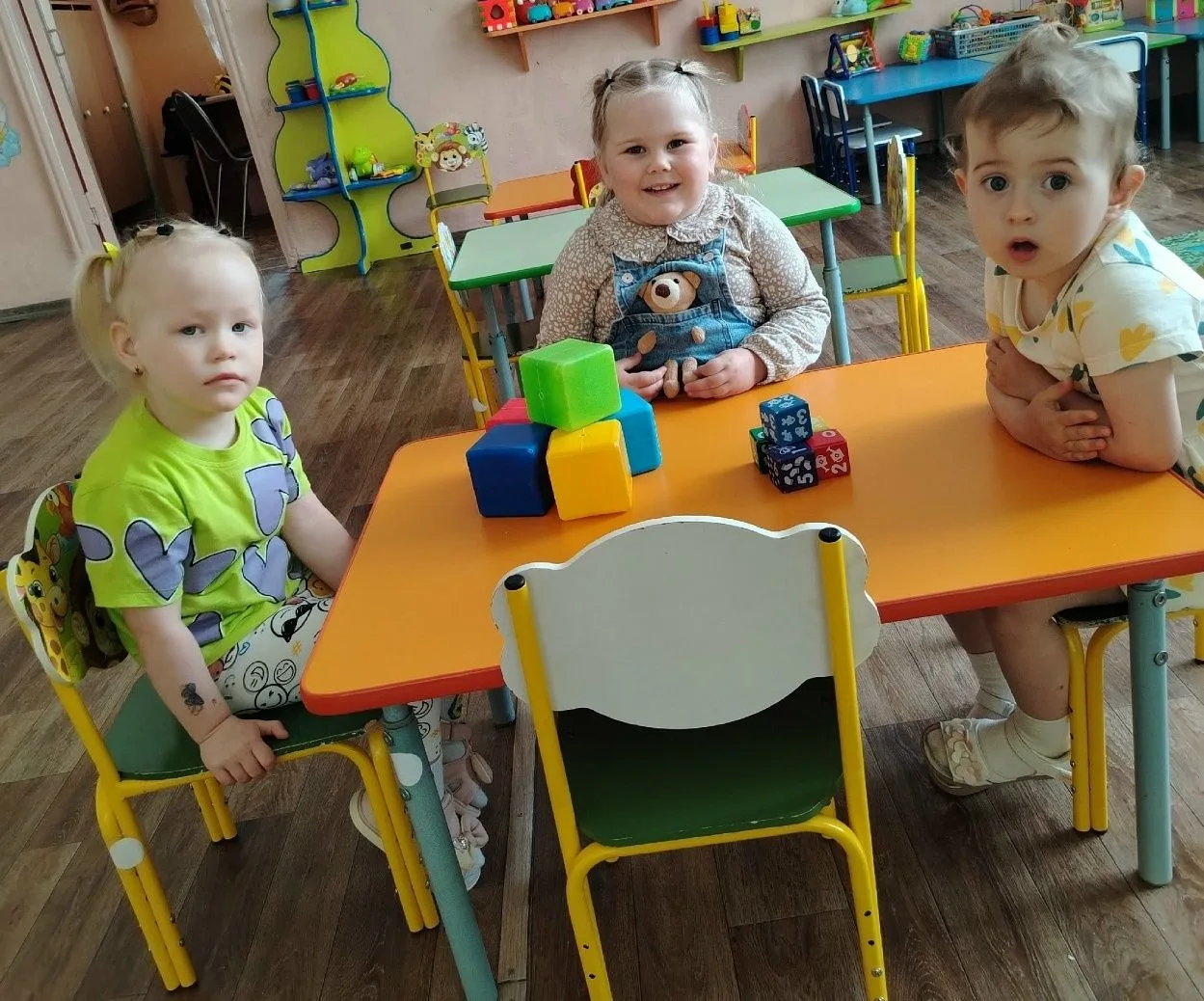 В первой младшей группе «Пчёлка» прошло игровое занятие «В гости котик приходил». Дети с удовольстви