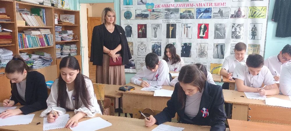 Сейчас учащиеся 8 классов выполняют задания Всероссийских проверочных работ по литературе, английско