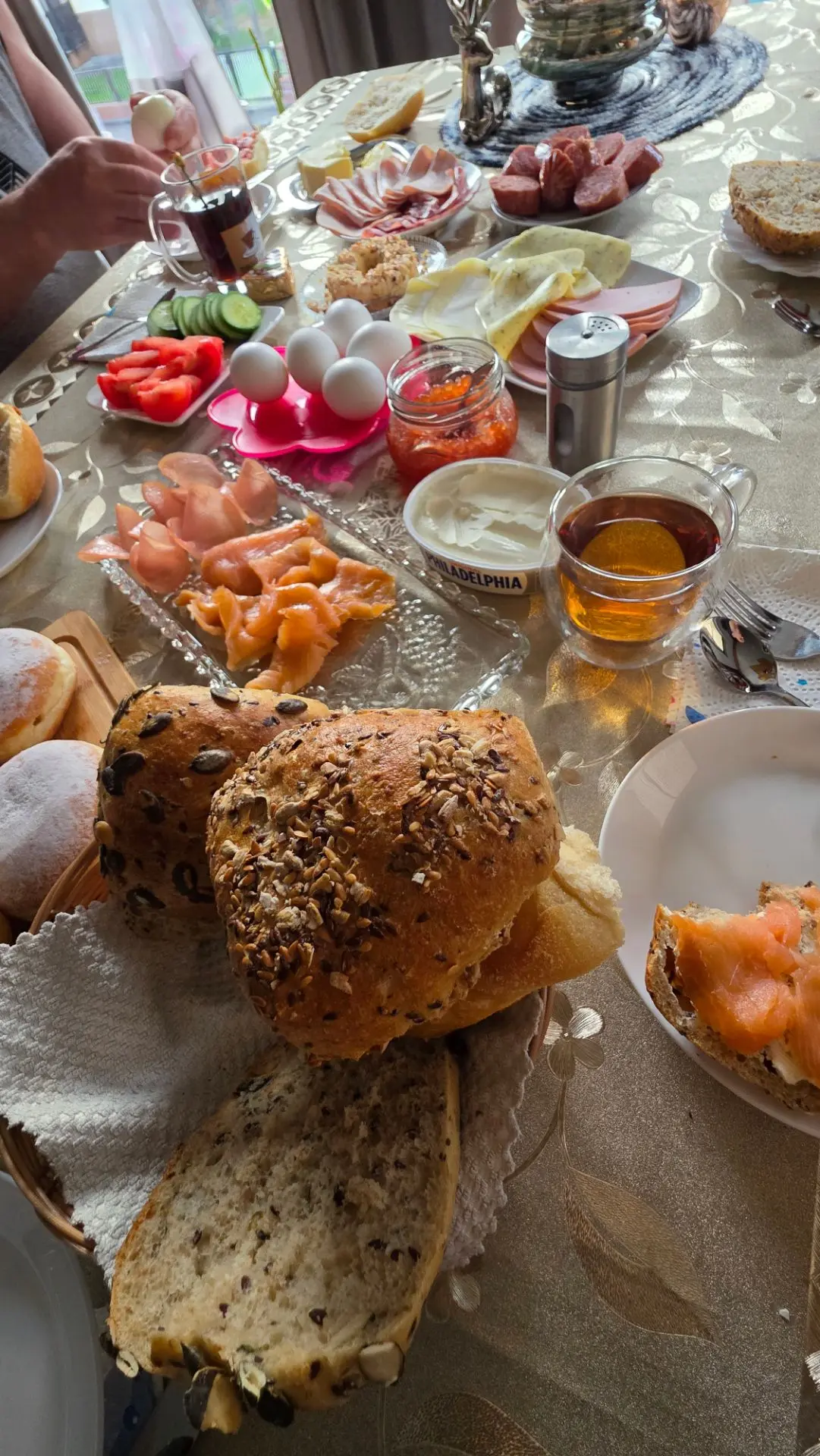 Мы сели вкусненько завтракать 🍳 😊
