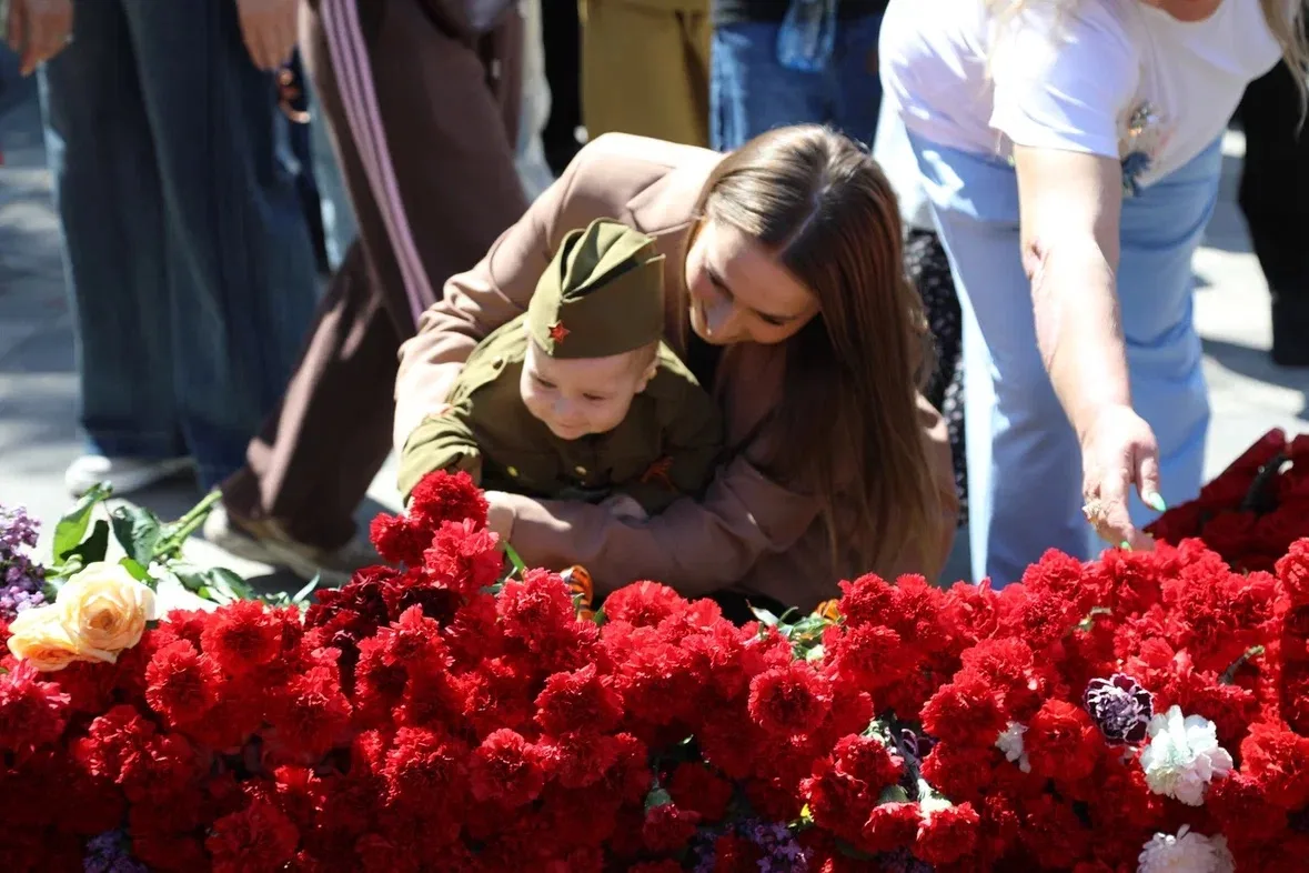 «Нет в России семьи такой, где б не памятен был свой герой…»  Тысячи жителей Черкесска почтили памят