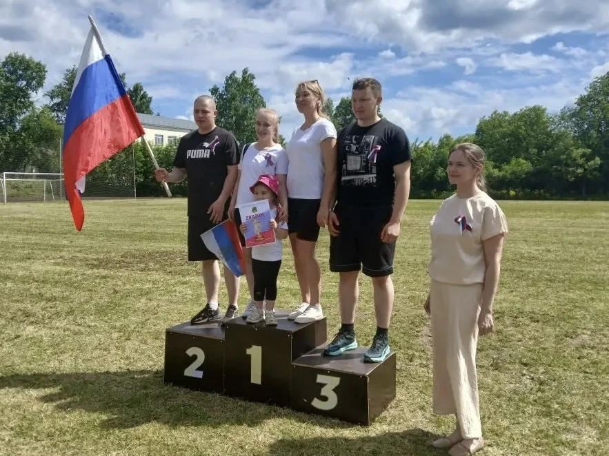 🏆 Спорт объединяет 

В праздничный День России на городском стадионе прошла традиционная легкоатлет