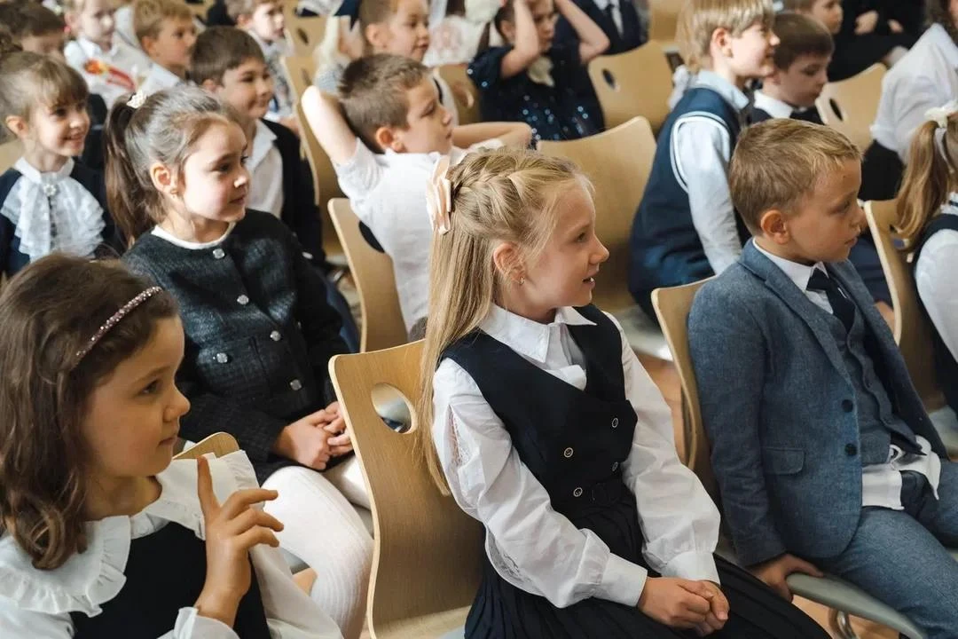 🏫 Вчера наши самые юные ученики из корпусов «Исток» и «Мегаполис» вступили в большую ш...