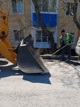 Город день за днем ⁣ 18 мая 2026 года ⁣ Спецтехника и бригады ручного труда продолжают выполнять ком