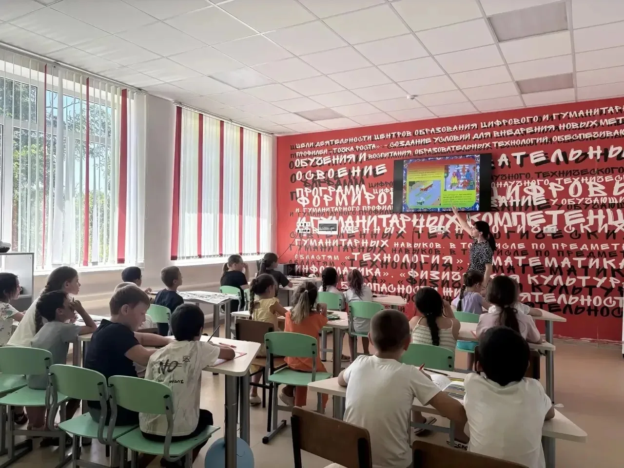 Лето в лагере — это не только веселье, но и полезные знания! 

В центре «Точке роста» ребята с увлеч
