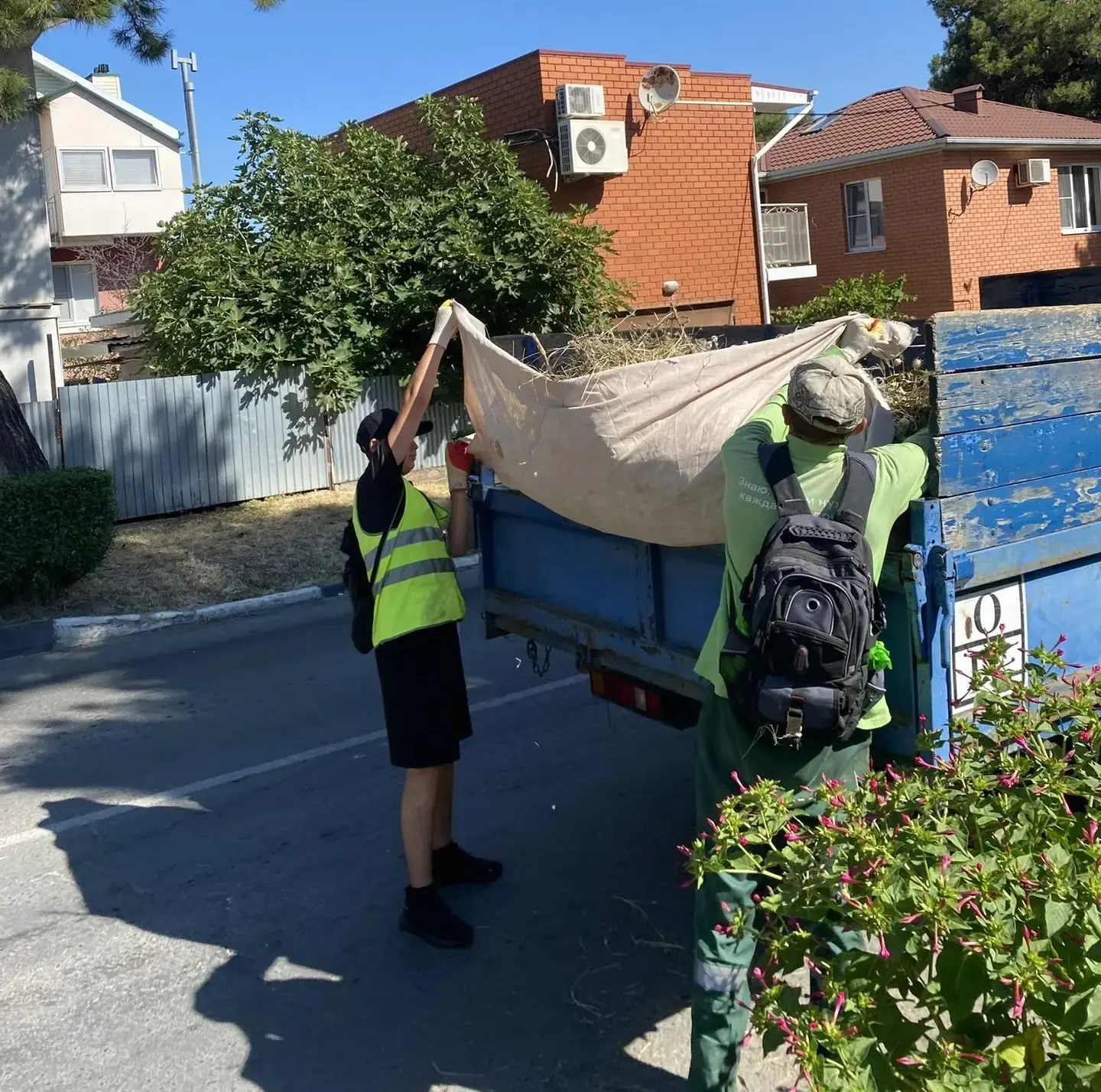 🌿 Продолжаем работы по покосу сорной растительности на городских улицах. Одновременно ...