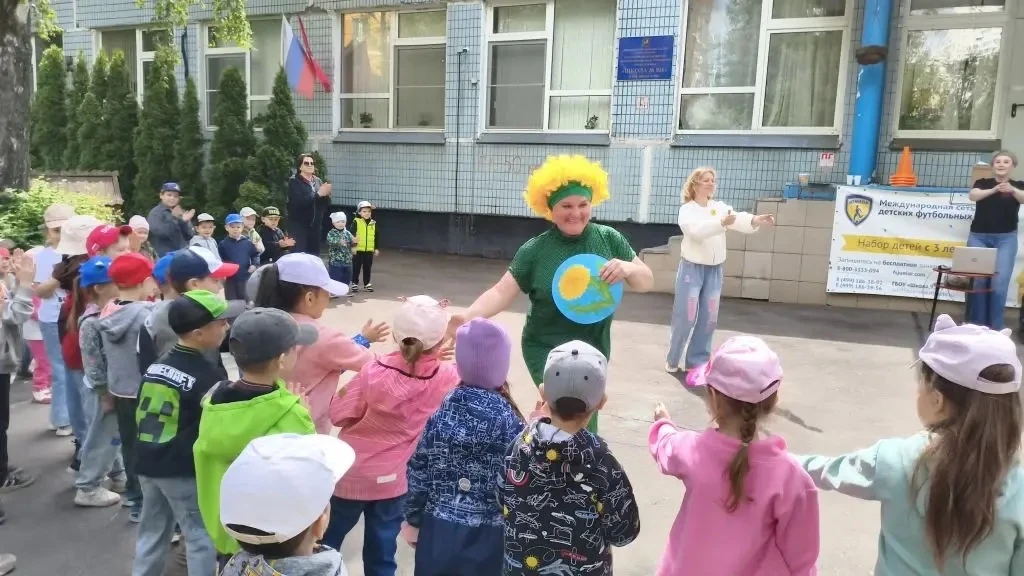 ☀️Первый день лета — время настоящих чудес!

В такой чудесный праздник в гости к ребятам заглянули л
