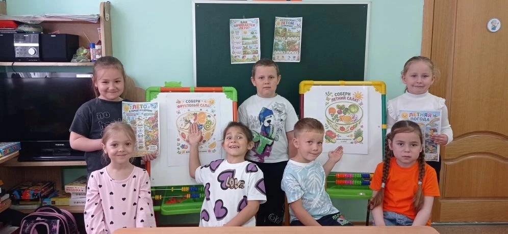 Сегодня с детьми средней группы "Радуга" поговорили о самом теплом  времени года - лете...