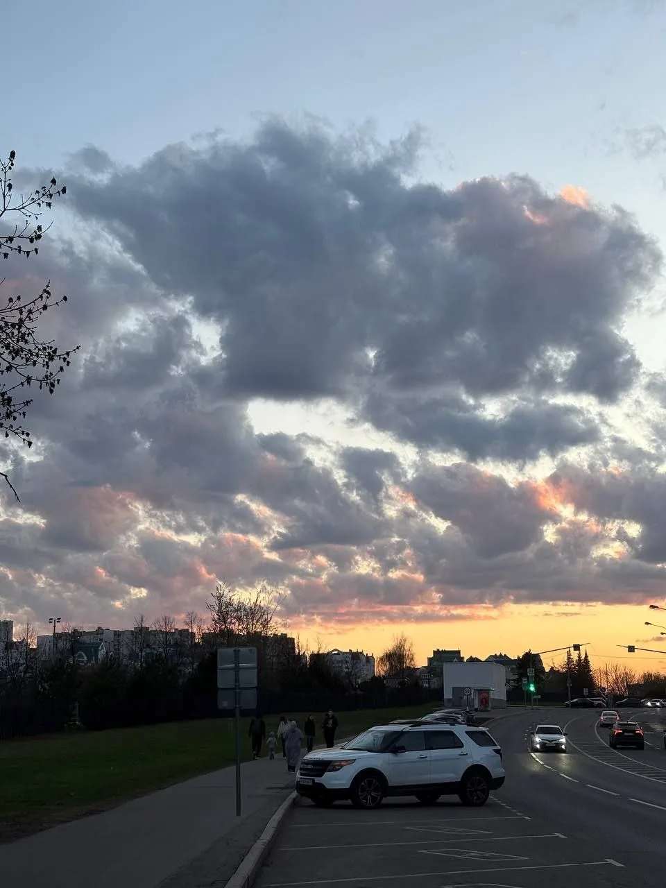 🌥Краски воскресного Митинского неба в ожидании холодной недели   Спасибо, что присылаете ваши фото н
