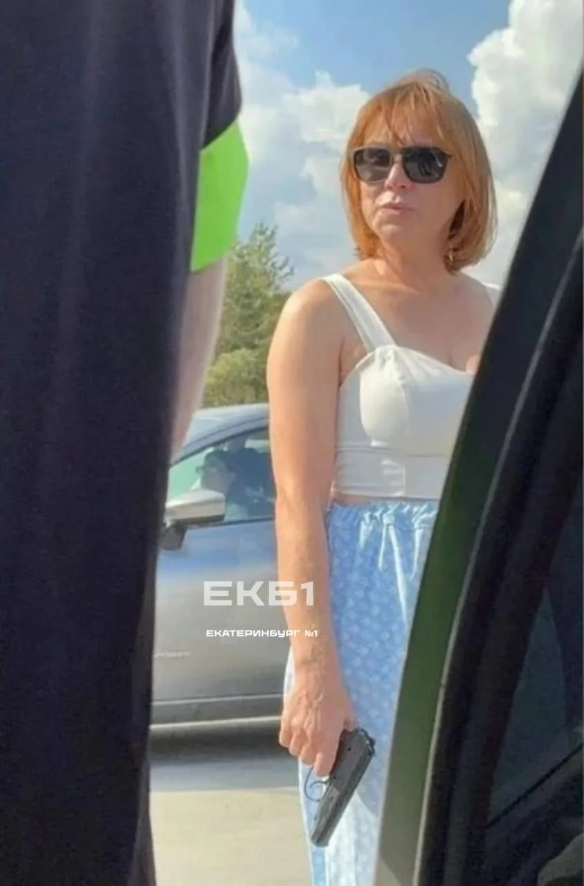 Женщину с пистолетом заметили на одной из заправок Среднеуральска.