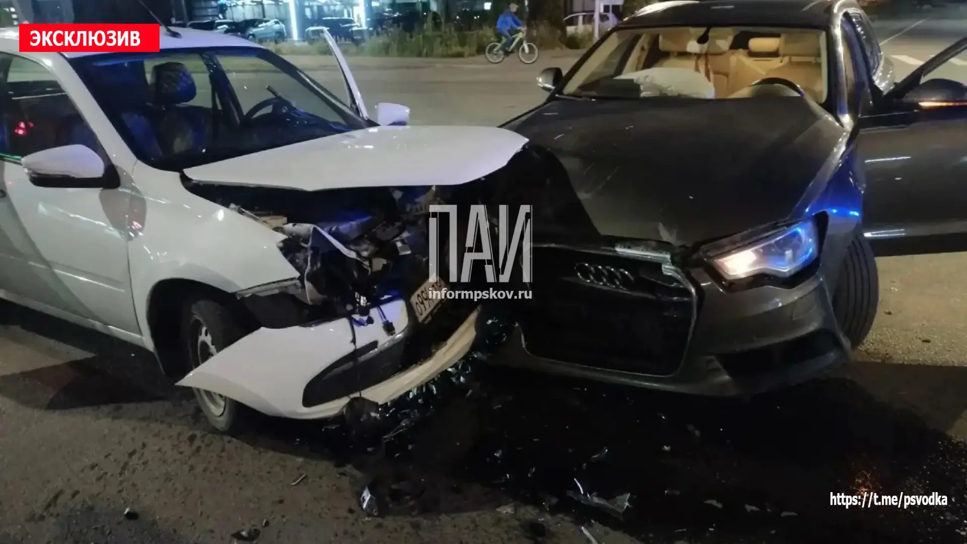 В Пскове, на улице Леона Поземского у дома 115, на перекрестке рядом с автосалоном, произошло столкн
